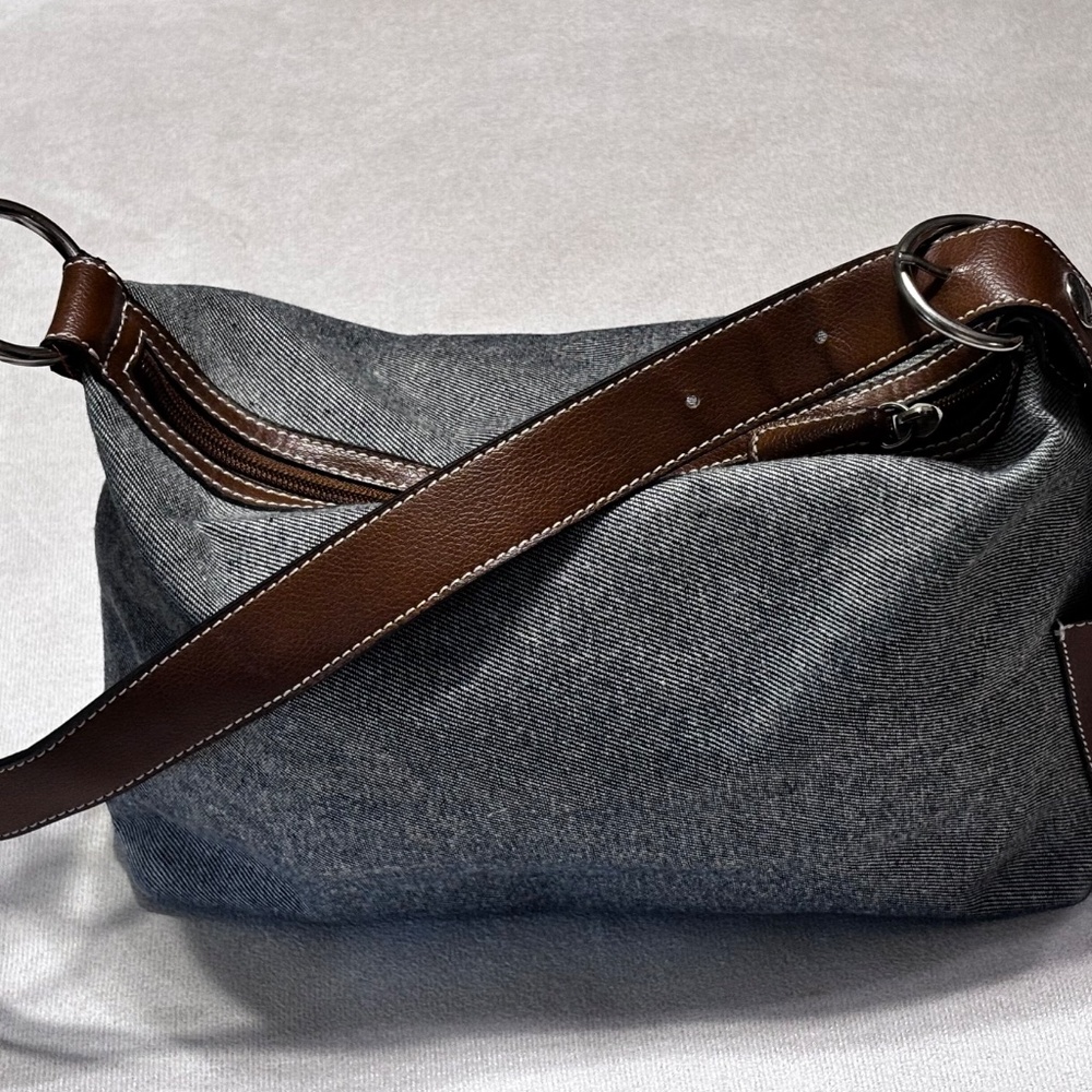 Tommy Hilfiger handbag top strap and zip closure coin purse and inner pockets - Picture 3 of 10